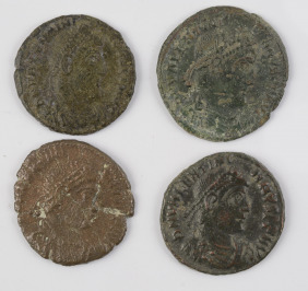 Čtveřice bronzových mincí