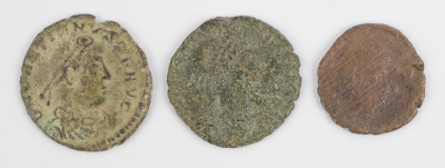Trojice bronzových mincí