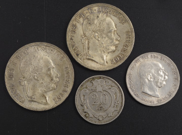 Trojice stříbrných mincí