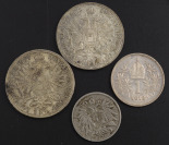 Trojice stříbrných mincí