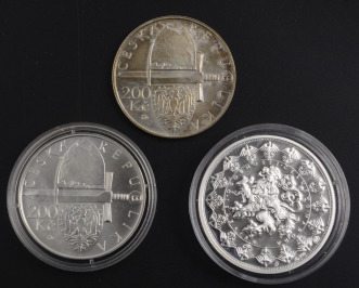 Trojice stříbrných pamětních mincí