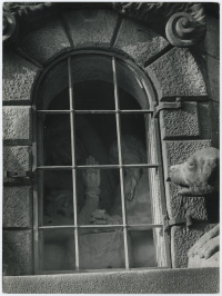 Fenster (Detail der Skulpturgruppe des hl. Johannes von Matha auf der Karlsbrücke) [Eugen Wiškovský (1888-1964)]
