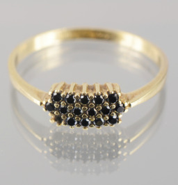 Zlatý prsten s černými kameny