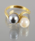 Zlatý prsten s perlami []